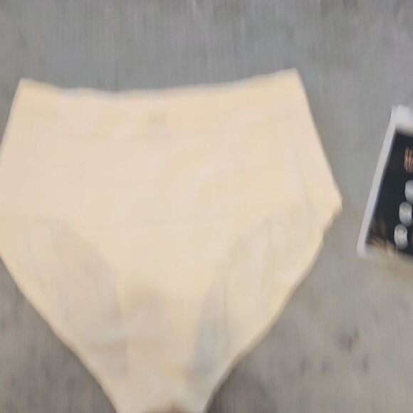 Truekind Shapermint Seamless Stretch Mid-Waist Brief One Size 0-14 - Picture 3 of 4